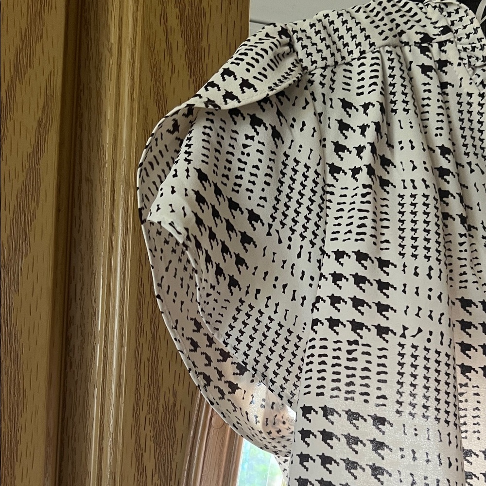 41 Hawthorn Monochrome Patterned Blouse - Picture 3 of 4
